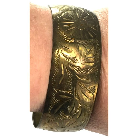 Unbranded Jewelry - Vintage Wide Brass Bangle Bracelet with Etched Floral Daisy or Sunflower Design